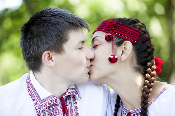 Chica eslava y joven cosaco en la naturaleza . — Foto de Stock
