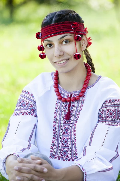 Slovanská dívka na zelené louce. — Stock fotografie