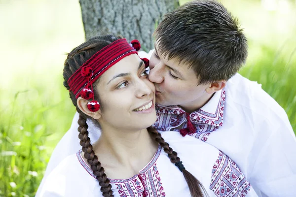 Slovanská dívka a mladý Kozák v přírodě. — Stock fotografie