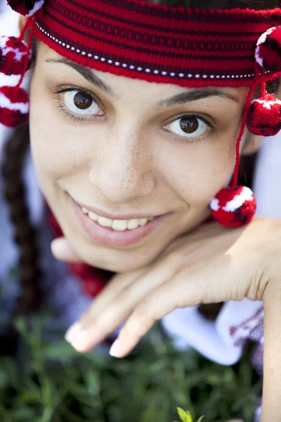 Σλαβική κορίτσι στο πράσινο λιβάδι. — Φωτογραφία Αρχείου