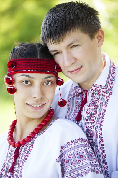 Chica eslava y joven cosaco en la naturaleza . — Foto de Stock