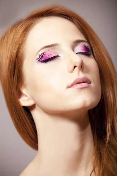 Retrato de hermosa pelirroja con maquillaje de estilo . — Foto de Stock