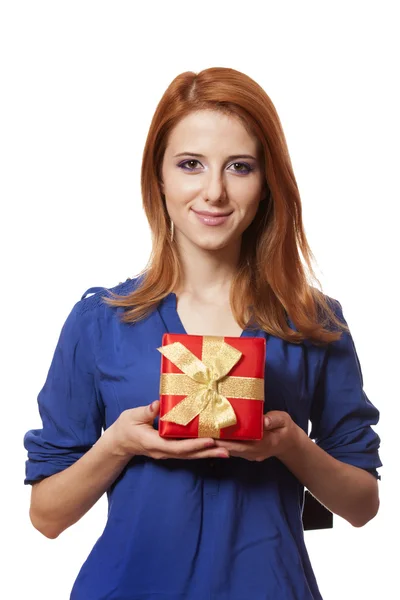 Hermosa chica pelirroja con caja de regalo . —  Fotos de Stock