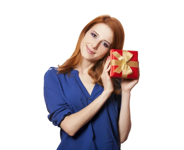 Gyönyörű vörös hajú lány a jelen box. — Stock Fotó