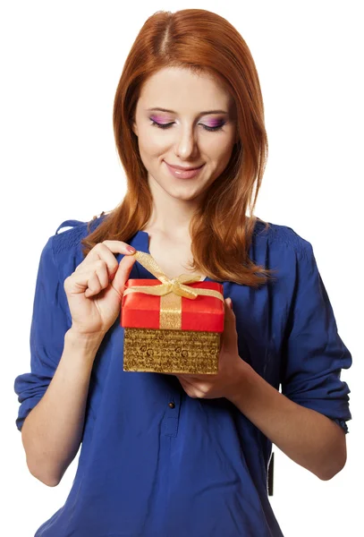 Bella ragazza dai capelli rossi con scatola regalo . — Foto Stock