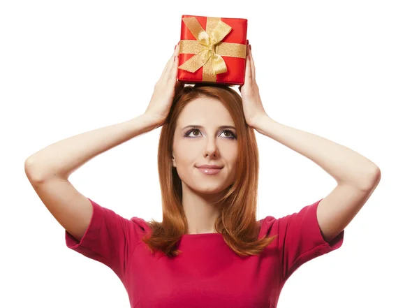 Bella ragazza dai capelli rossi con scatola regalo . — Foto Stock