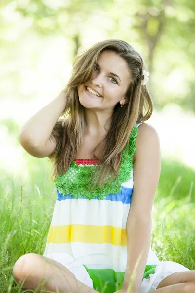 Красивая девушка-подросток в парке на зеленой траве . — стоковое фото