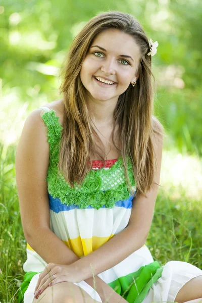 Piękna dziewczyna w parku na zielonej trawie. — Zdjęcie stockowe