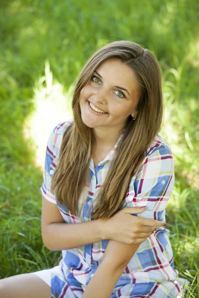 Beautiful teen girl in the park at green grass. — Stock Photo, Image