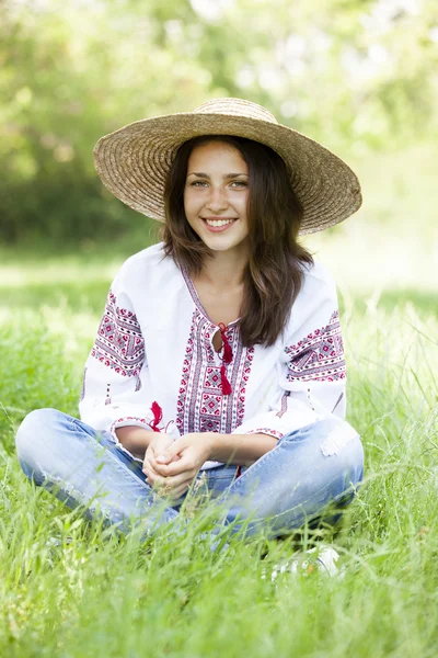 Dziewczyna słowiańskich w zielony łąka w krajowych ukraiński odzież. — Zdjęcie stockowe