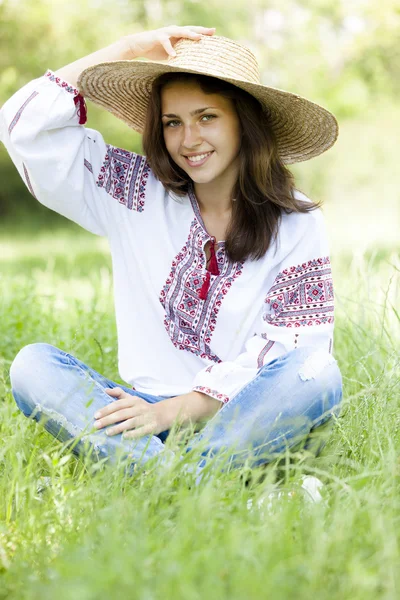 Slav dospívající dívka na zelené louce v národním ukrajinských oblečení. — Stock fotografie