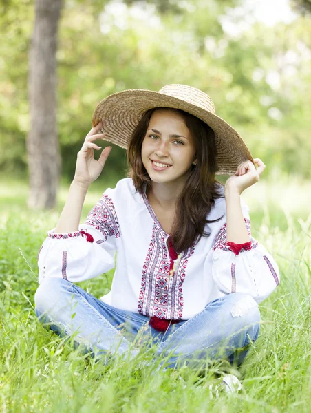 Slavische tiener meisje op groene weide in nationale Oekraïense kleding. — Stockfoto