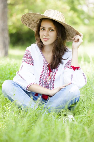 Slav Ulusal Ukrayna giyim yeşil çayır adlı genç kız. — Stok fotoğraf
