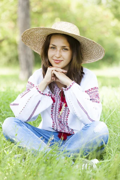 国立ウクライナ服の緑の牧草地でのスラブの十代の少女. — ストック写真