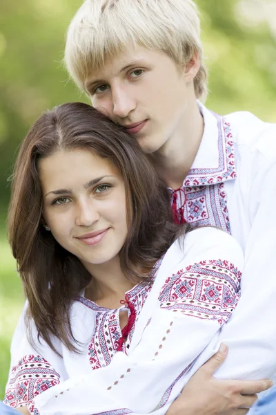 Nastolatki słowiańskich w krajowych ukraiński odzież. — Zdjęcie stockowe