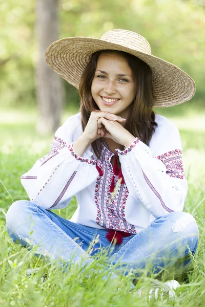 Slavische tiener meisje op groene weide in nationale Oekraïense kleding. — Stockfoto