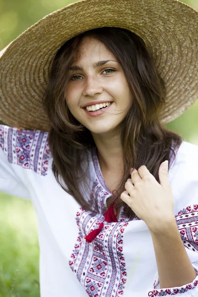 Dziewczyna słowiańskich w zielony łąka w krajowych ukraiński odzież. — Zdjęcie stockowe