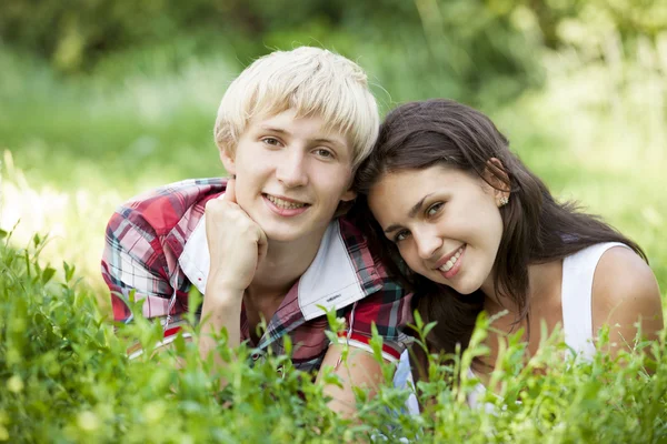 Молода пара-підліток в зеленому парку . — стокове фото