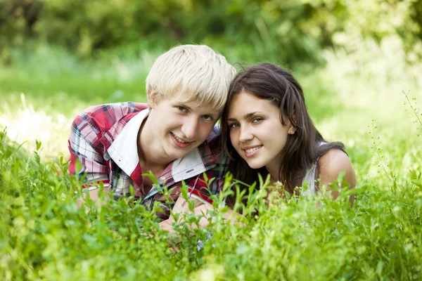 Dospívající mladý pár v zeleném parku. — Stock fotografie