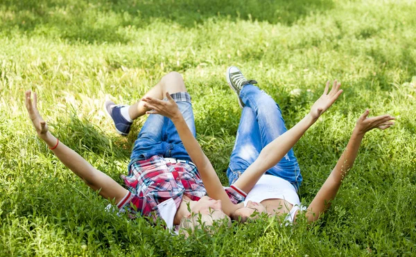 Young teenage couple in green park. — Stock Photo, Image