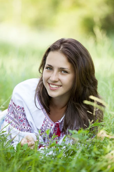 Slav teen girl auf der grünen Wiese in nationaler ukrainischer Kleidung. — Stockfoto