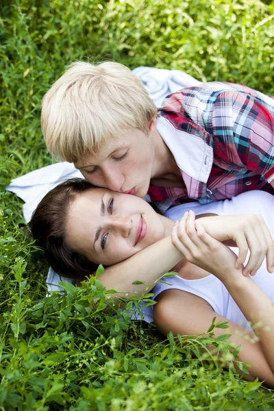 Νεαρό ζευγάρι εφηβική σε καταπράσινο πάρκο. — Φωτογραφία Αρχείου