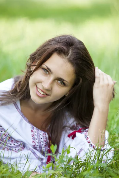 Szláv tini lány zöld rét nemzeti ukrán ruházat. — Stock Fotó