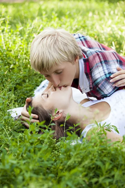 緑豊かな公園に若い 10 代のカップル. — ストック写真