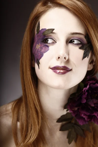 Stil flicka med smink och violett blomma. — Stockfoto