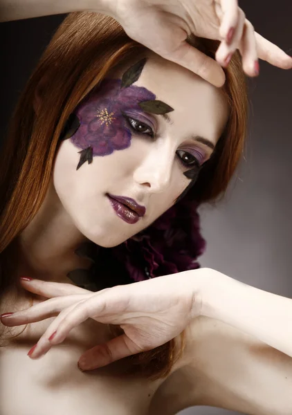 Стиль дівчина з макіяжем і фіолетовою квіткою . — стокове фото