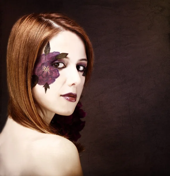Chica de estilo con maquillaje y flor violeta . —  Fotos de Stock