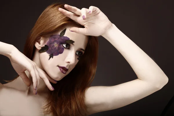 Stijl meisje met make-up en violet bloem. — Stockfoto