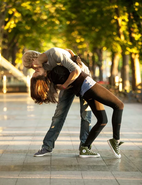 Молодая пара целуется на улице — стоковое фото