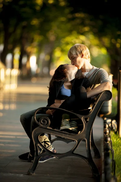 通りでベンチに若いカップル. — ストック写真