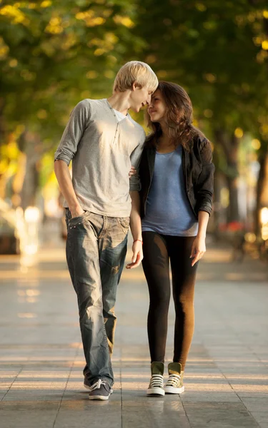 Fiatal pár, az utcán a város. — Stock Fotó