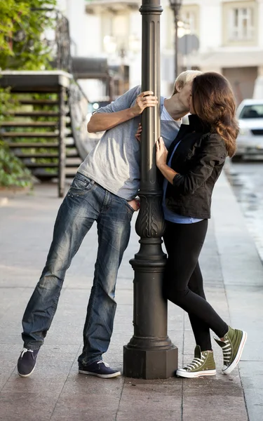 Ungt par på gatan av staden. — Stockfoto