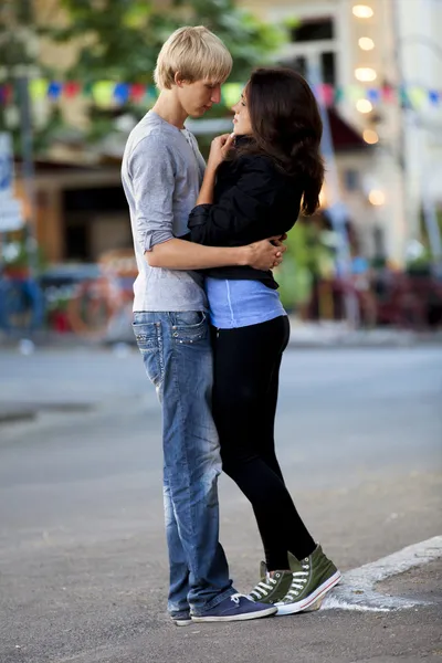 Ungt par kyssas på gatan — Stockfoto