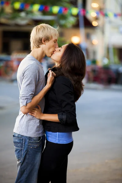 Jovem casal beijando na rua — Fotografia de Stock