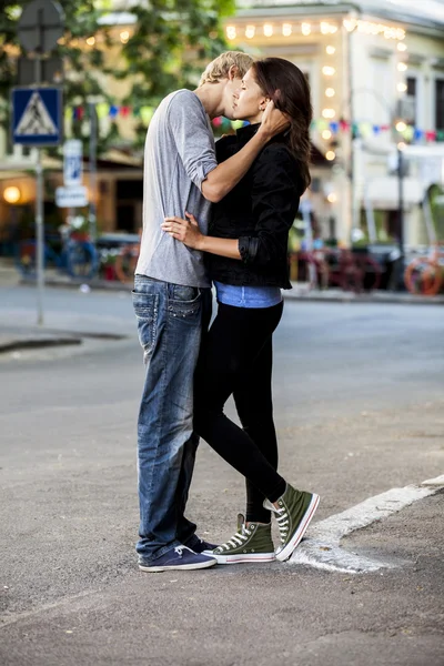Jeune couple embrasser dans la rue — Photo