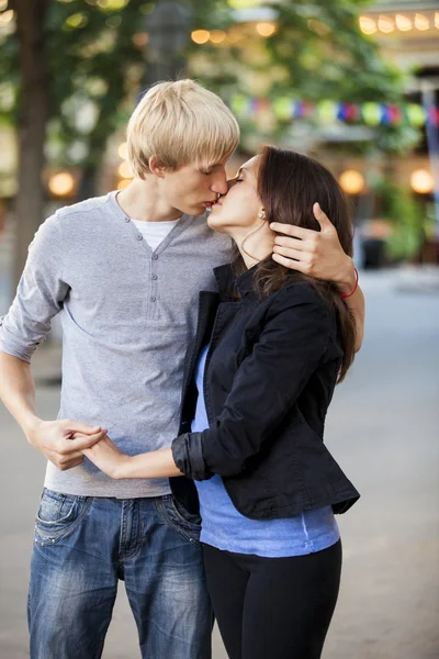 在大街上亲吻的年轻夫妇 — 图库照片