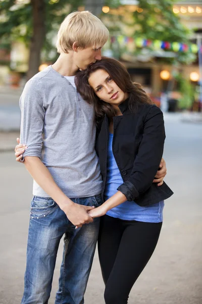 Jeune couple embrasser dans la rue — Photo