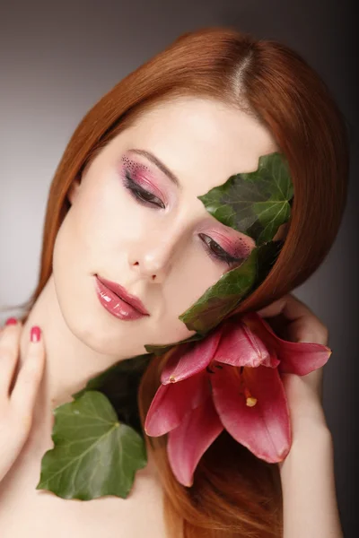 Chica con maquillaje de estilo y flor . — Foto de Stock
