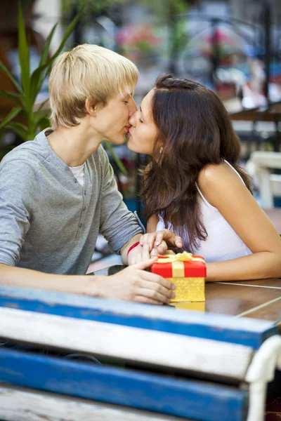Молодой человек и девушка в кафе — стоковое фото