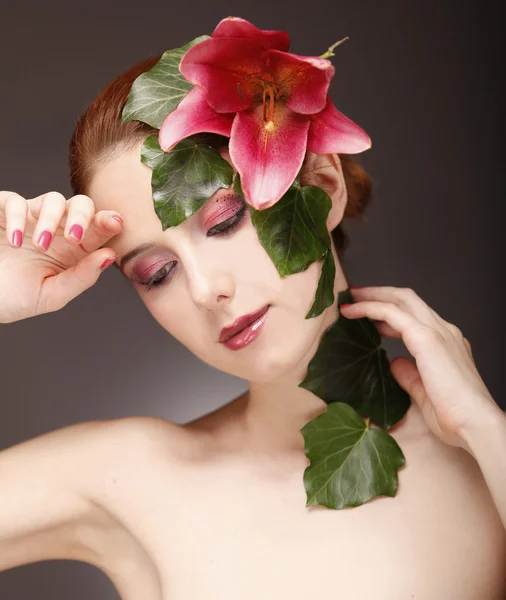 Meisje met make-up stijl en bloem. — Stockfoto