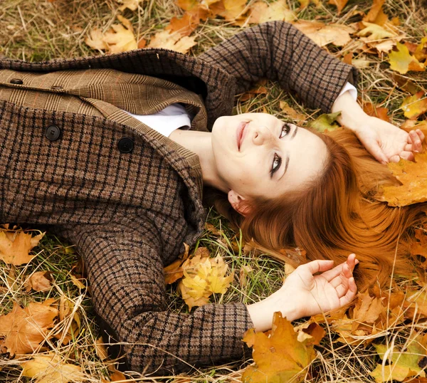 Portrait de fille aux cheveux roux dans le parc d'automne . — Photo