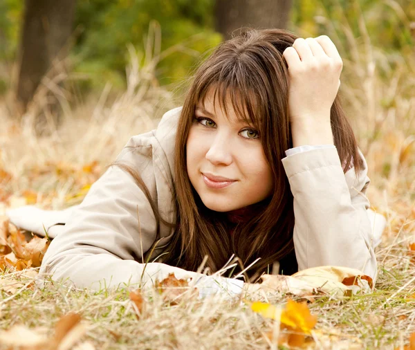Meisje in het herfstpark. — Stockfoto