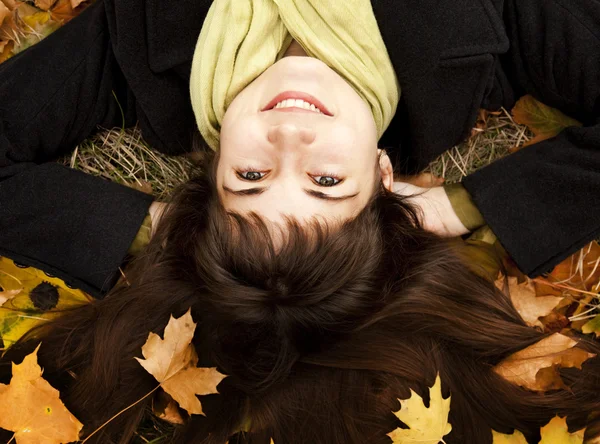 Portrait de fille brune dans le parc d'automne . — Photo