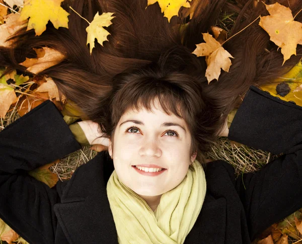 Portrait of brunette girl in the autumn park. — Stock Photo, Image