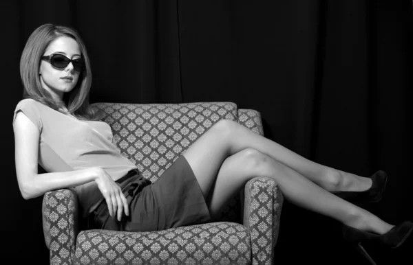 Рыжая девушка в кресле. Фото 70-х годов в черно-белом стиле . — стоковое фото