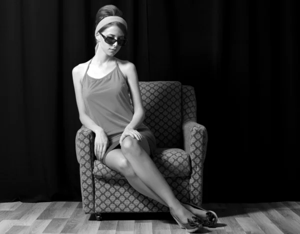 Redhead girl in armchair. Photo in 70s black and white style. — Stock Photo, Image